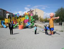 Çocuklar Temel Reis'le oyun oynadı